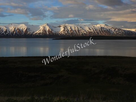 Montagnes enneigées et lac en Islande.