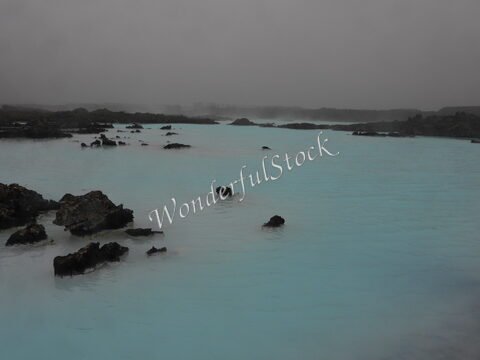 Eau bleu clair entourée de rochers dans le lagon bleu, Islande.