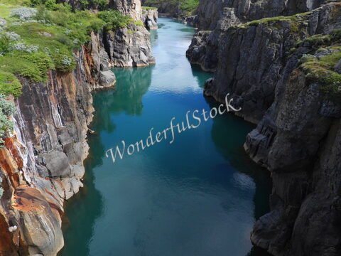 Gorges avec des parois rocheuses et une rivière turquoise à Jökulsa à Bru, Islande.