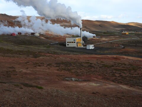 Installation géothermique à Krafla, Islande, avec des émanations de vapeur et un paysage volcanique aride.