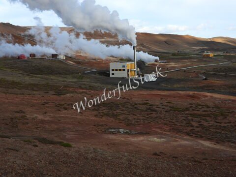 Installation géothermique à Krafla, Islande, avec des émanations de vapeur et un paysage volcanique aride.