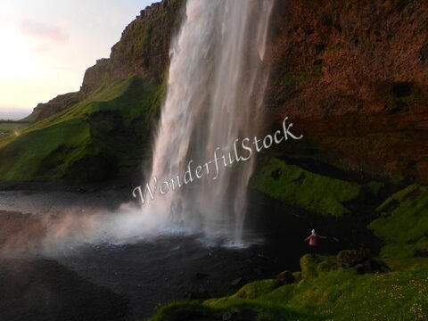 Seljalandsfoss en Islande, avec une cascade majestueuse et des falaises verdoyantes en arrière-plan.