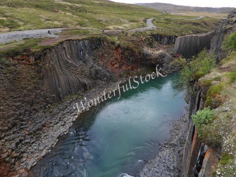 Canyon de Studlagil en Islande, avec des parois de basalte et une rivière turquoise.
