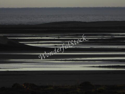 Vesturhorn en Islande, avec des lignes de rivage et des reflets sur l'eau.