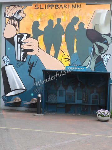 Mur peint représentant des silhouettes de personnes et des accessoires de bar à Reykjavík, Islande.