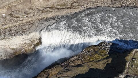 Chute d'eau Dettifoss, Islande, avec des rochers et des eaux tumultueuses.