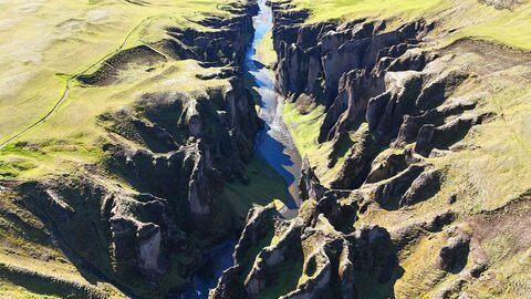Fjaðrárgljúfur, canyon profond avec des parois rocheuses, Islande.