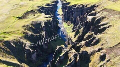 Fjaðrárgljúfur, canyon profond avec des parois rocheuses, Islande.