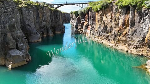 Canyon Jökulsá à Brú en Islande, avec des parois rocheuses et une eau turquoise.