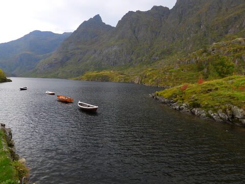 Bateaux amarrés sur un lac entouré de montagnes en Norvège.