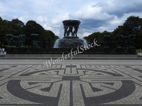 Fontaine avec sculptures dans le parc, Oslo, Norvège. Le sol présente un motif en pavés distinctif.