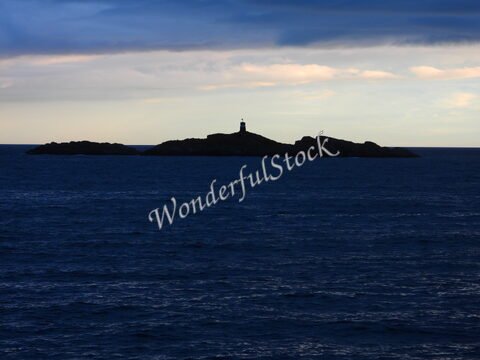 Phare sur une île entourée par la mer en Norvège.