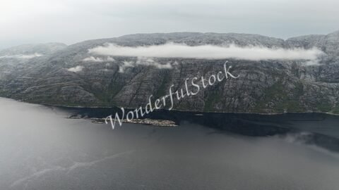 Vue aérienne des montagnes norvégiennes avec des nuages, Norvège.