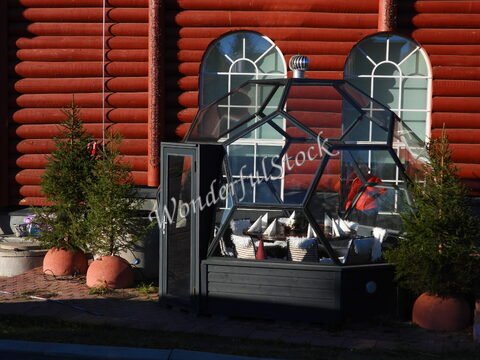 Un jardin d'hiver en verre avec des plantes et des décorations, situé à Rovaniemi, Finlande.