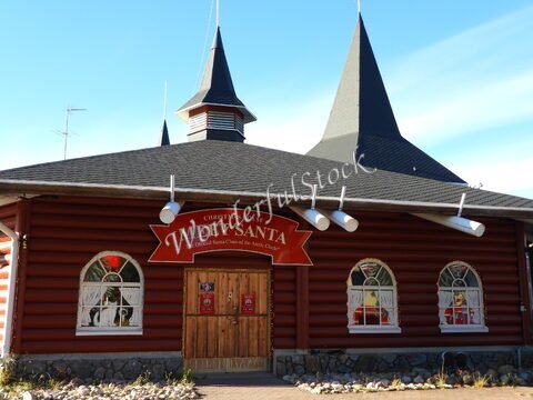 Maison de Noël à Rovaniemi, Finlande, avec des fenêtres décorées et des toits pointus.
