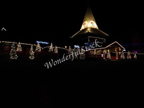 Rovaniemi, Finlande, avec un bâtiment décoré de lumières et des sapins illuminés.