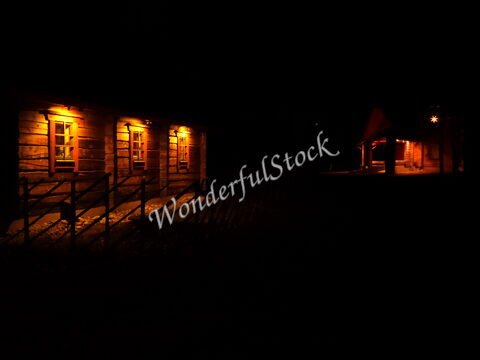 Bâtiments en bois éclairés dans la nuit à Rovaniemi, Finlande.