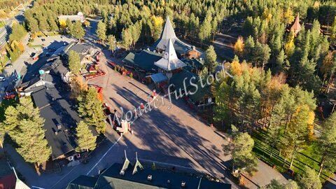 Rovaniemi en Finlande, vue aérienne d'un parc avec des bâtiments en bois et des arbres colorés en arrière-plan.