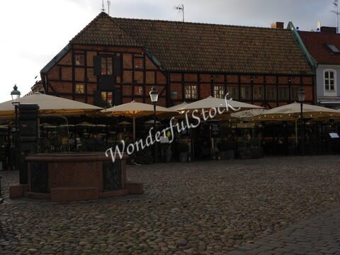 Terrasse de café avec parasols devant un bâtiment à colombages, Malmö, Suède.