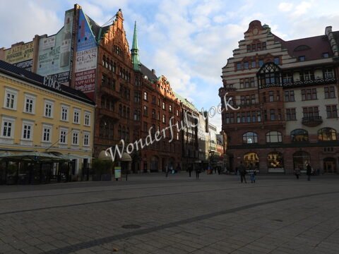 Bâtiments historiques à Malmö, Suède, avec des façades colorées et des détails architecturaux distinctifs.
