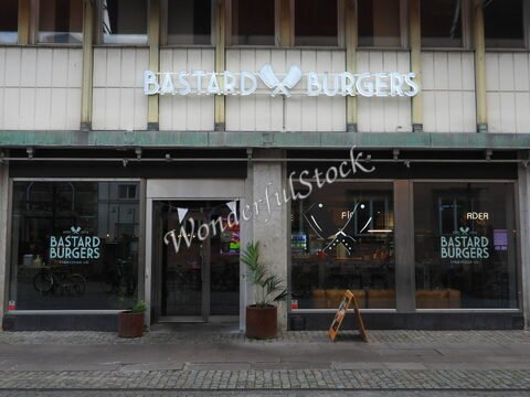 Bastard Burgers à Malmö, Suède, avec une façade moderne et des éléments décoratifs en verre.