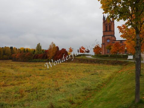 Église en brique entourée d'arbres aux couleurs d'automne à Trönö, Suède.