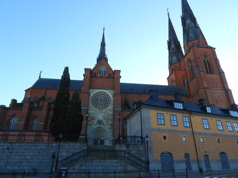 Cathédrale d'Uppsala en Suède, avec ses deux flèches et un mur en briques rouges.