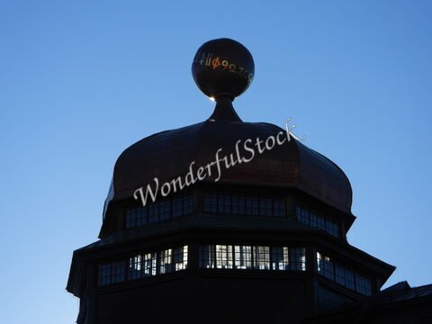 Dome avec un globe au sommet, Uppsala, Suède, sur fond de ciel bleu.