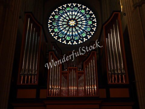 Orgue dans une église avec un vitrail décoratif à Uppsala, Suède.