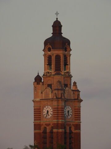 Tour avec horloge à Malmö, Suède, se distinguant par sa coupole et ses détails architecturaux.