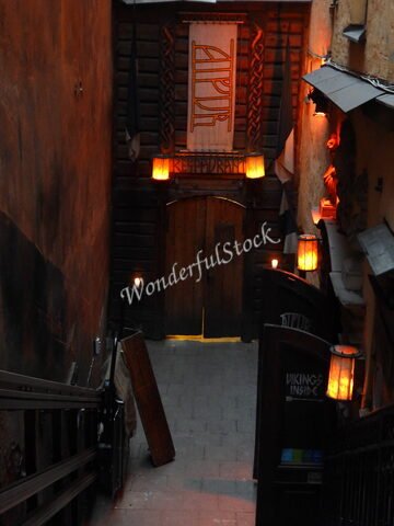 Entrée d'un restaurant à Stockholm, Suède, avec des lampes éclairant un escalier et une enseigne au-dessus de la porte.