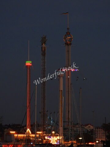 Tours illuminées du parc d'attractions à Stockholm, Suède, avec des éléments de fête et des structures en hauteur.