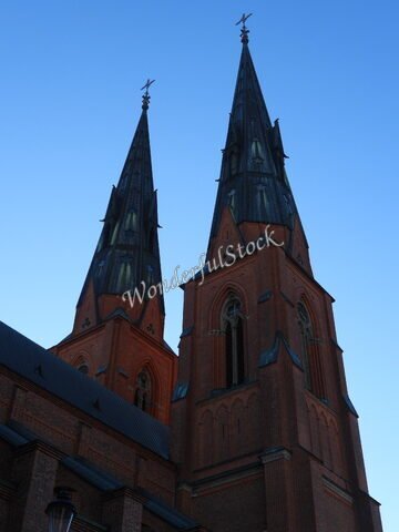 Flèches de la cathédrale d'Uppsala, Suède, avec un ciel bleu en arrière-plan.
