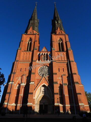 Église avec deux flèches, façade en briques rouges, située à Uppsala, Suède.