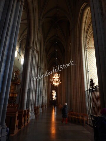 Intérieur de la cathédrale d'Uppsala, Suède, avec des colonnes élancées et des lustres suspendus.
