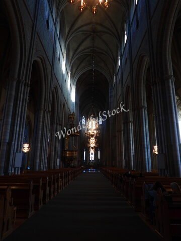 Intérieur de la cathédrale d'Uppsala, Suède, avec des voûtes hautes et un éclairage suspendu.