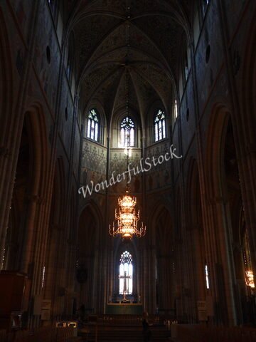 Intérieur de la cathédrale d'Uppsala, en Suède, avec des voûtes majestueuses et un lustre lumineux.