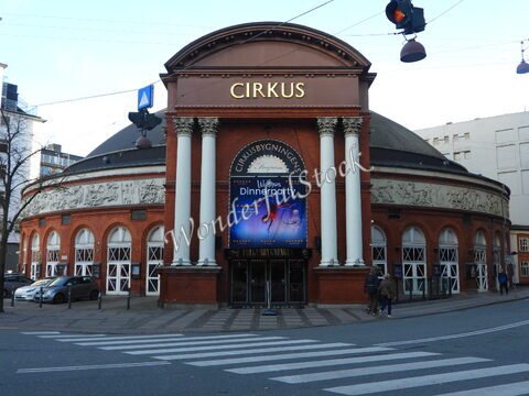 Cirkus à Copenhague, Danemark, bâtiment en briques rouges avec des colonnes blanches et une affiche de spectacle.