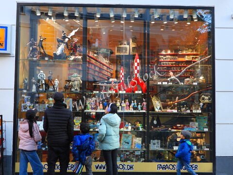 Vitrine d'un magasin à Copenhague, Danemark, présentant des figurines et des objets de collection.