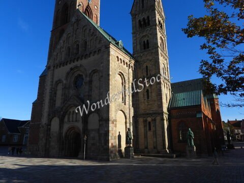 Église à Ribe, Danemark, avec une façade en pierre et des statues sur la place.
