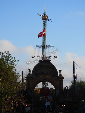 Porte d'entrée du parc d'attractions Tivoli à Copenhague, Danemark, avec un drapeau danois et des décorations d'Halloween.