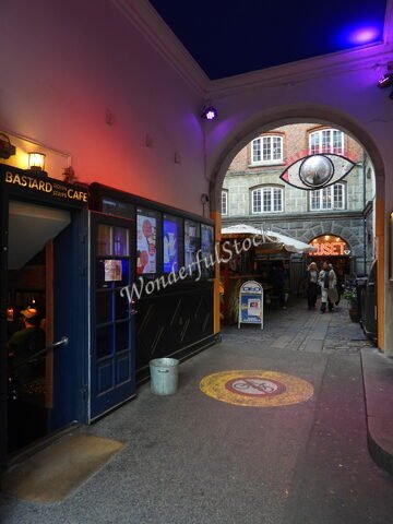 Café avec une entrée colorée et un panneau de circulation dans une ruelle à Copenhague, Danemark.
