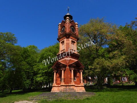 Monument en pierre rouge entouré d'arbres dans un parc à Brighton, Angleterre.