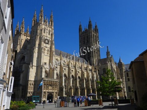 Cathédrale à Canterbury, Angleterre, avec ses tours élancées et une façade détaillée sous un ciel bleu clair.