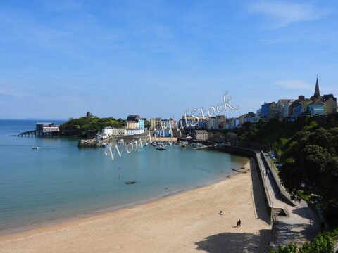 Plage de Tenby au pays de Galles, avec des maisons colorées en arrière-plan et un port de plaisance.