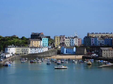 Bateaux au port avec des maisons colorées à Tenby, pays de Galles.