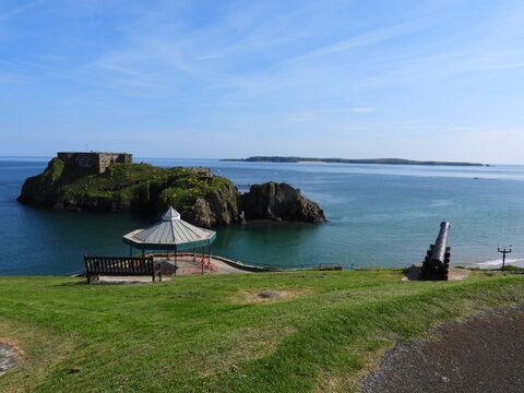 Fort sur une île rocheuse à Tenby, au pays de Galles, avec un canon en premier plan et une mer calme en arrière-plan.