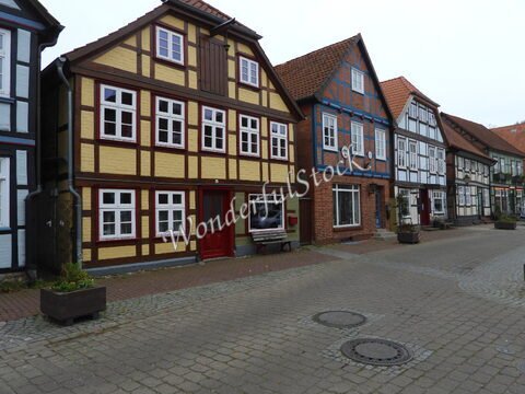 Maisons à colombages dans une rue de Hitzacker, Allemagne, avec des façades colorées et des pavés en pierre.