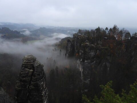 Paysage brumeux avec des formations rocheuses et des arbres, Bastei, Allemagne.