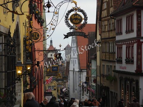 Rues animées de Rothenburg, Allemagne, avec des bâtiments colorés et une tour au fond.